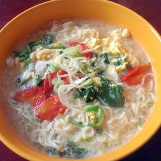 たまごとほうれん草とプチトマトのとんこつラーメン